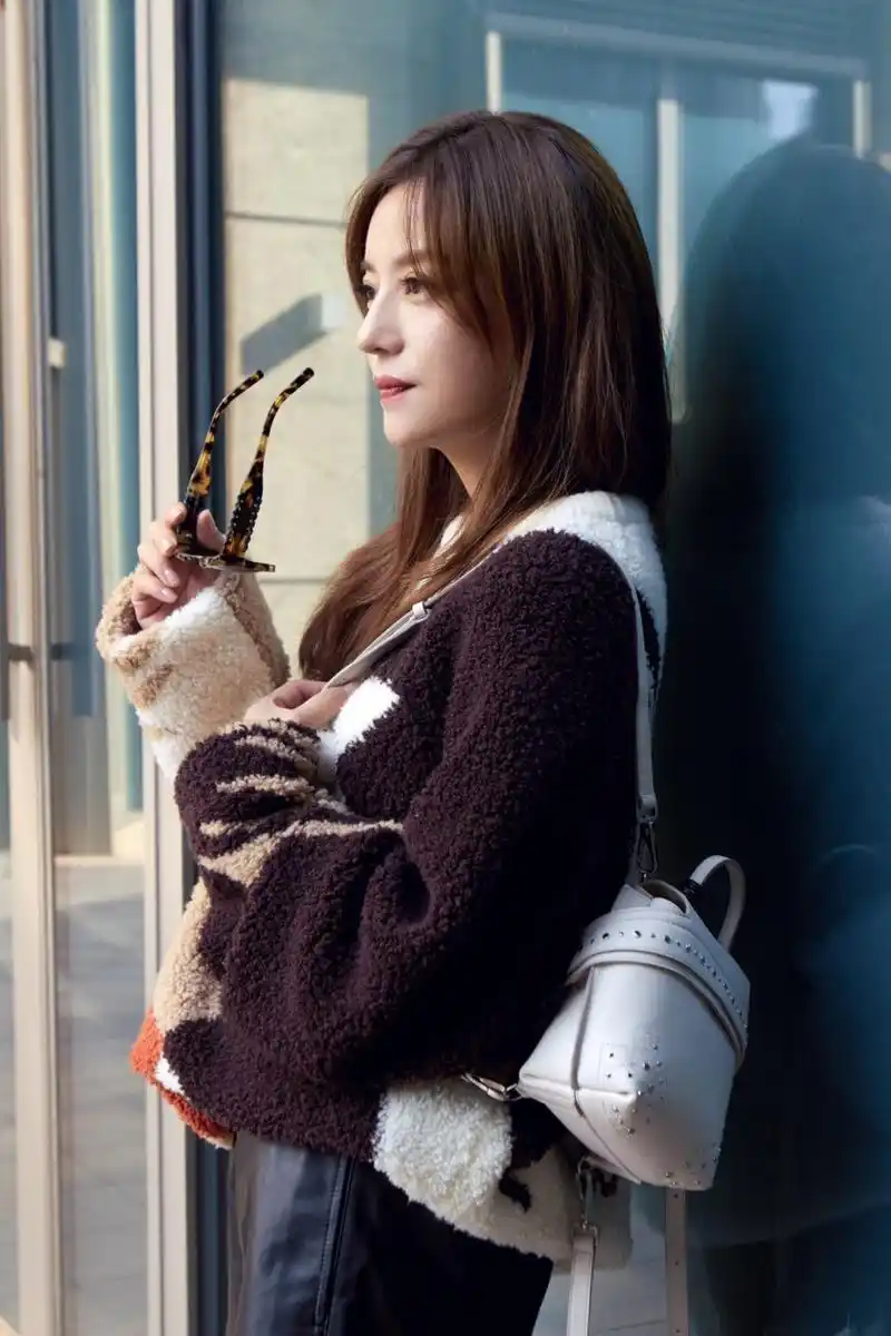 赵薇街拍大片曝光 简约造型尽显随性优雅气质