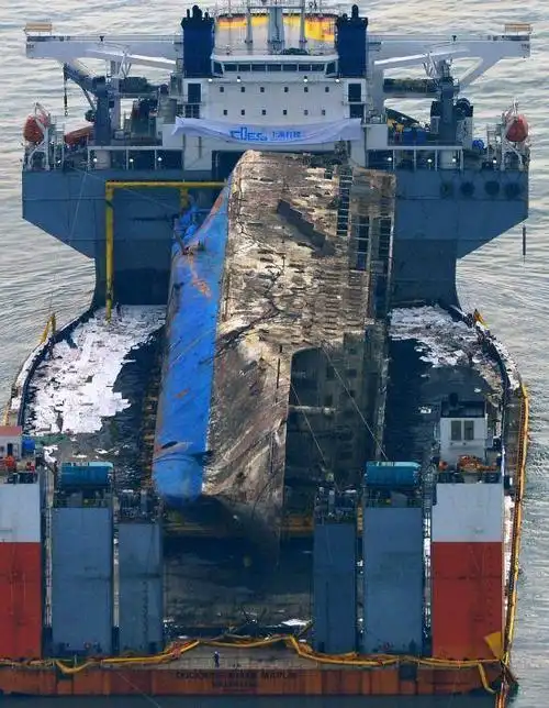 韩官方首次开口称世越号或遭潜艇撞击 韩国炸锅