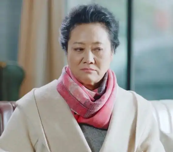 他也是名演员,曾在《西游记》中扮演"金角大王",还是《亮剑》中的129