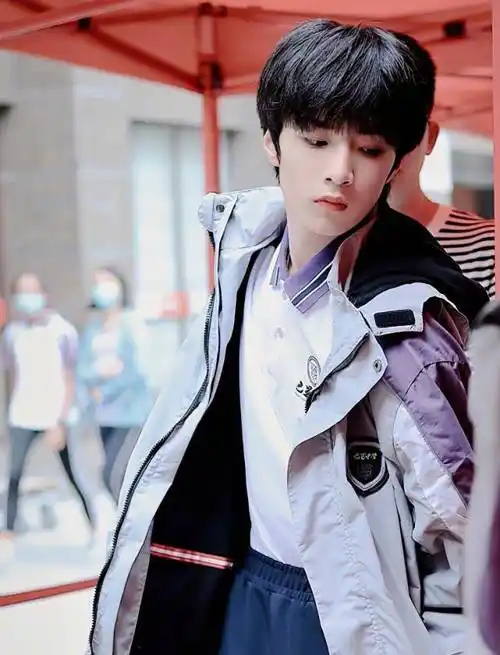 15岁刘耀文初中毕业照曝光颜值外形太耀眼充满青春活力