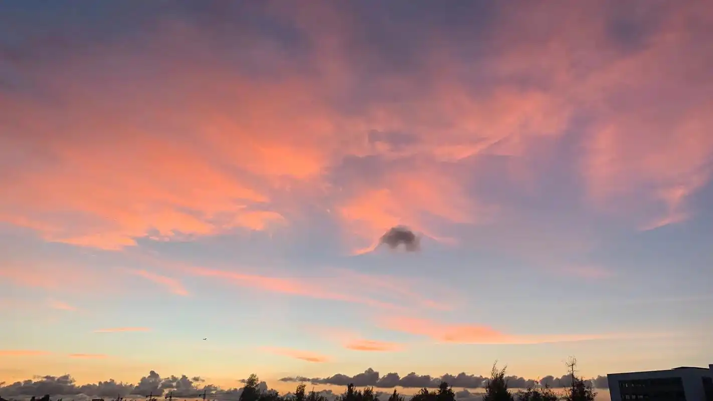 看看落日的黄昏.渐渐地夕阳向下溜,不一会儿太阳下山了,天空开 - 抖音