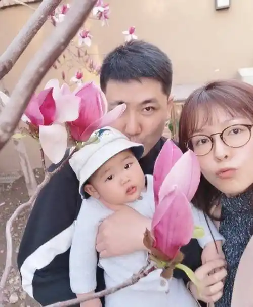 可以李艾和老公张徐宁的感情也是让人实名羡慕了,因为张徐宁是李艾的