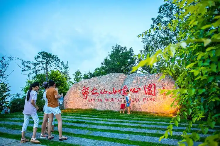 p data-id="gnvhyeczqh">万安山山顶公园位于洛阳 a target="_blank"