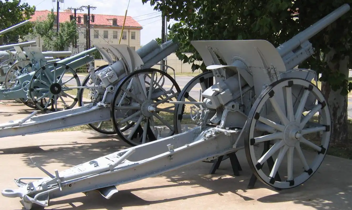 图为lefh 18野战炮(口径105毫米),重1.98吨,最大射程10.6公里.