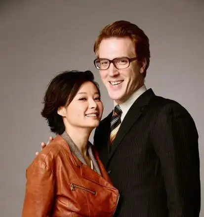 袁莉老公晒两人合影示爱袁莉期待披婚纱