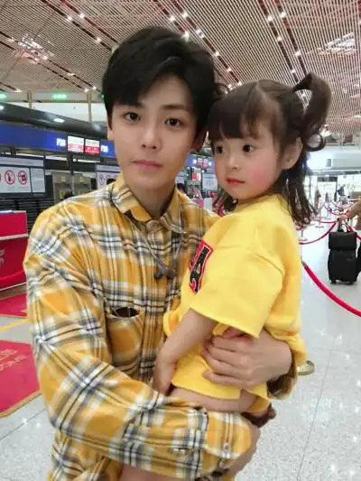 侯明昊小哥哥私心几张与哈琳的照片