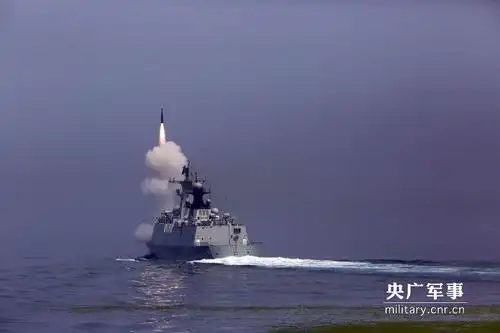 054a护卫舰发射红旗16防空导弹.