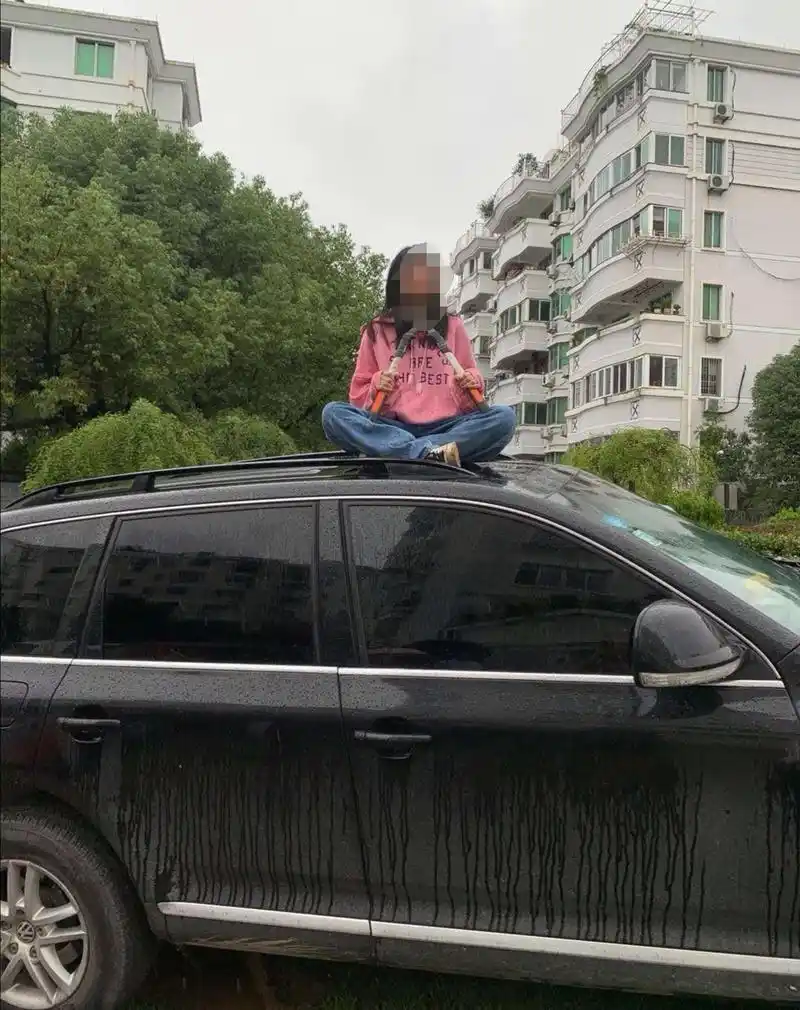 女子感情受挫,坐在大众途锐车顶,把园艺剪刀抵在脖子上试图自杀