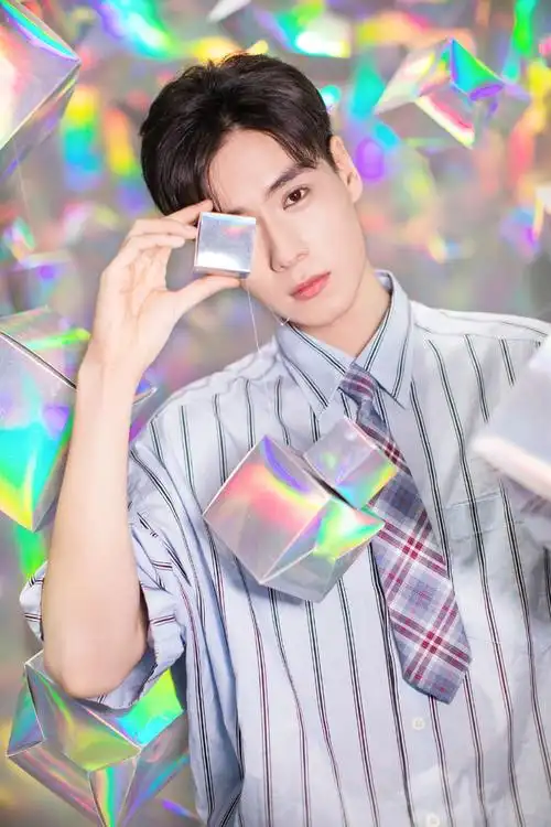 胡一天条纹衬衫帅气写真图片,胡一天图片-第2图