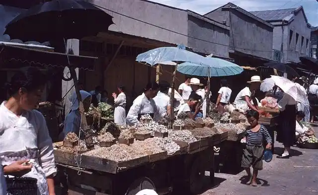 图为:50年代韩国南大门生活百态.