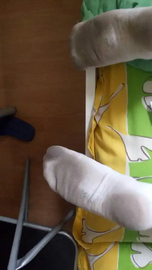 为什么有些人喜欢穿白袜子还喜欢把白袜子踩得特别脏?