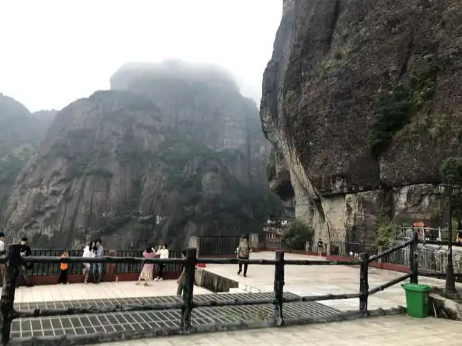 在灵通岩-悬崖峭壁的半空中,凌空矗立的灵通寺