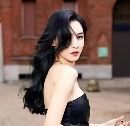 如今,提起张柏芝,"香港最美女人"的称号已经成为她的标志性符号之一.