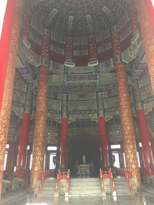 祈年殿里面有四根柱子,表述是春夏秋冬保平安的意思.