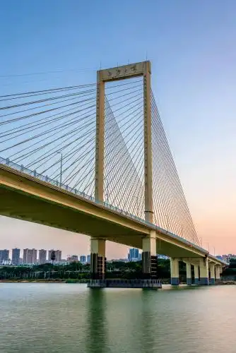 中国广西南宁邕江白沙大桥风光