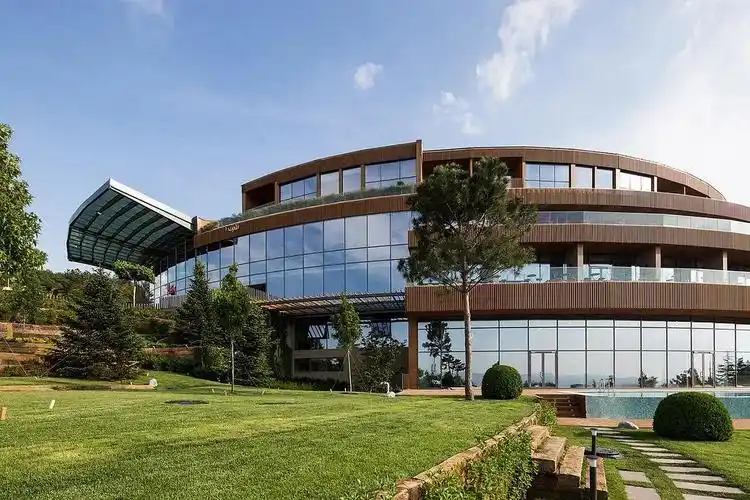 当地原始的历史风貌,体量庞大的建筑是对乡土文化和现有历史遗迹的现