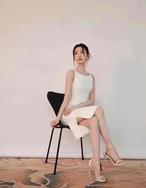 毛晓彤长腿美照成熟御女气质迷人