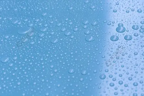 亮蓝色背景上的水滴