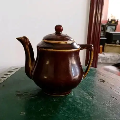 怀旧老酱黄釉茶壶