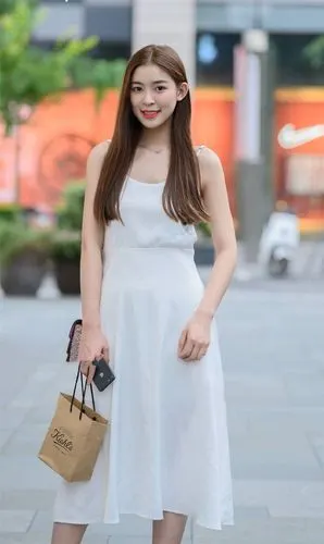 纯白色的吊带裙,凸显了窈窕的身姿,展现了纯美的淑女气质
