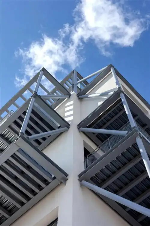 悬挑式金属阳台塞浦路斯夹心zio公寓楼