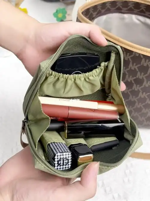 我觉得每个女生包里都要有个随身化妆包包