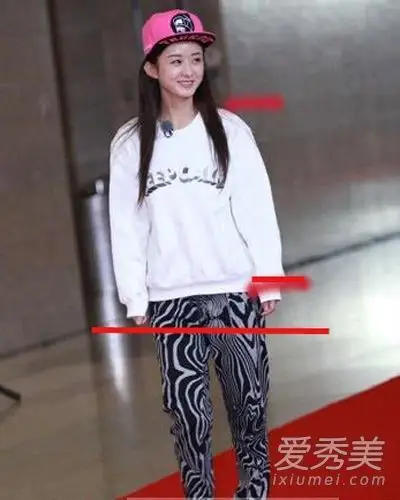 更不用说五五身的赵丽颖了,就连手掌都不及胯下.