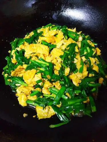 韭菜炒鸡蛋只要加入食醋,鸡蛋香软松滑,韭菜都更好吃.