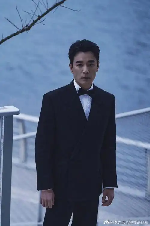 被李光洁帅到了!黑色西装儒雅经典,叔圈气质天花板不是吹的_网易订阅