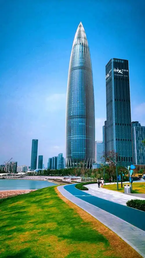 公司附近的深圳华润总部大厦位于美丽的深圳后海中心区.