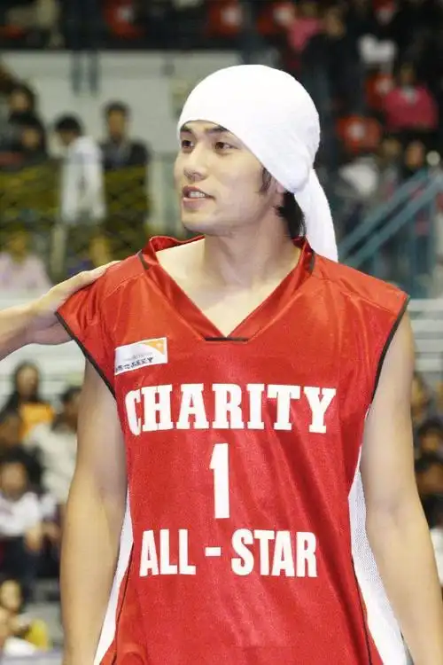 周杰伦号称要戒掉奶茶重新健身14年前照片活力十足帅气逼人