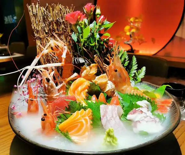 一直想把吃的拍好一直觉得日料摆盘比较精致就从刺身拼盘开始拍