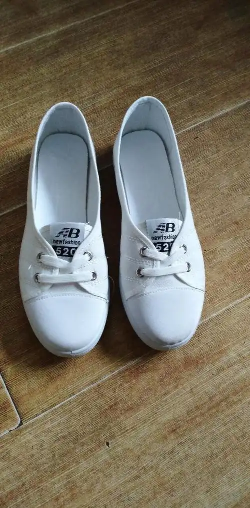 谁有图片中的这种鞋子,我想求购一双