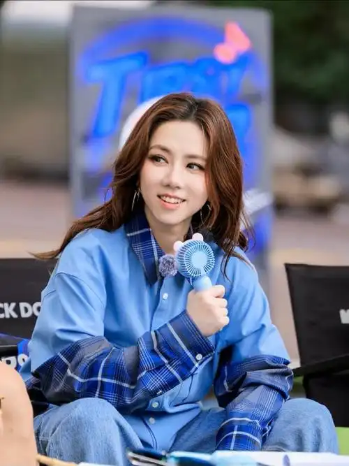 邓紫棋超话|#邓紫棋iamgloria世界巡回演唱会#    解解笑起来太可爱啦