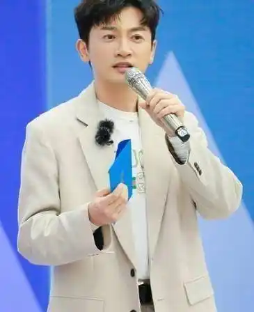 要知道苏有朋最先是歌手身份,与陈志朋,吴奇隆组成的小虎队是多少人