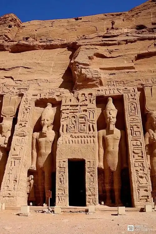 阿布辛贝神庙是最伟大最富想象力的神庙,闻名于世的"太阳节奇观"使之