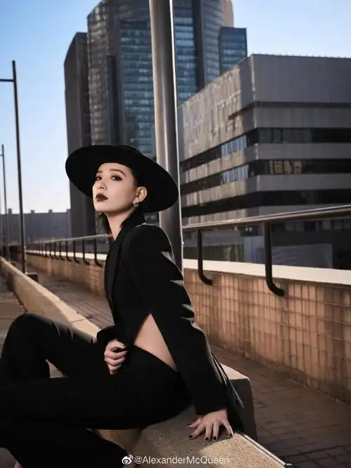 李斯丹妮身着#alexander mcqueen亚历山大麦昆#2023春夏女装系列亮相