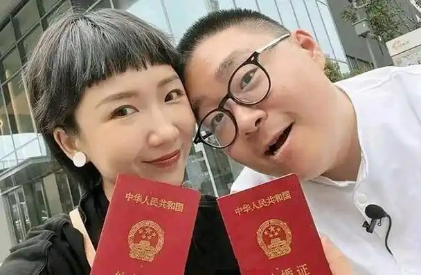 知名童星郝劭文在自己的社交平台发文,晒出了自己和已经领证的老婆林