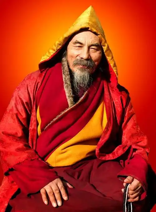 慈呈达吉活佛那诺巴祖师的转世真身,是藏传佛教各派公认的大成就师.