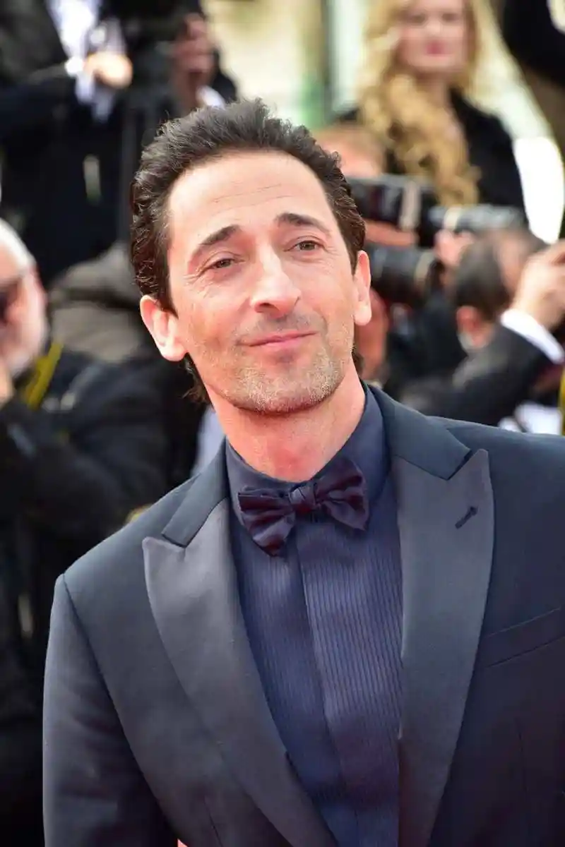 原创戛纳红毯迎重磅嘉宾!《钢琴师》影帝,46岁阿德里安·布劳迪来啦