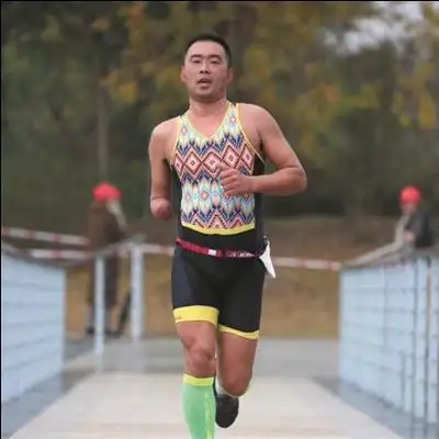 身残志坚自主创业独臂铁人与草鞋底的不解之缘