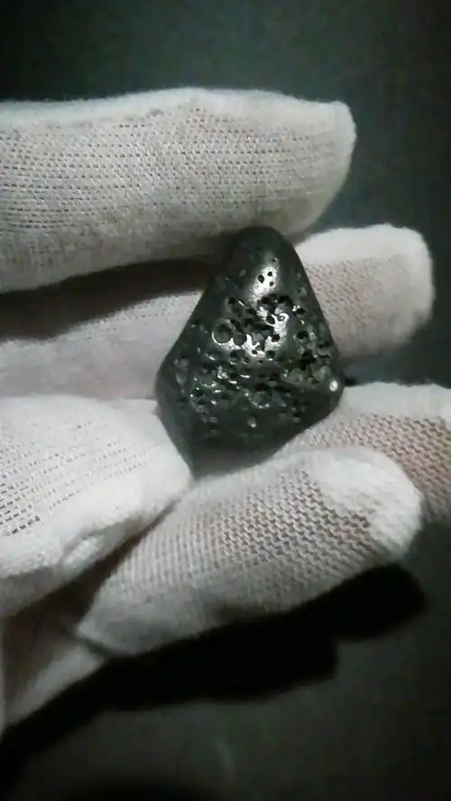 分享一颗无球粒碳质石陨石无磁