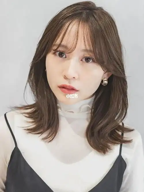 八字刘海易打理中发长脸女孩超显脸白发色