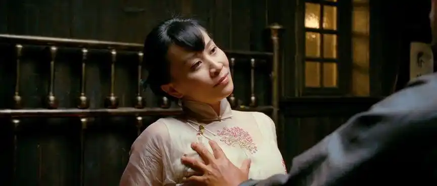 《让子弹飞》中妖娆的县长夫人(刘嘉玲 饰),出身青楼只求生存,周旋于