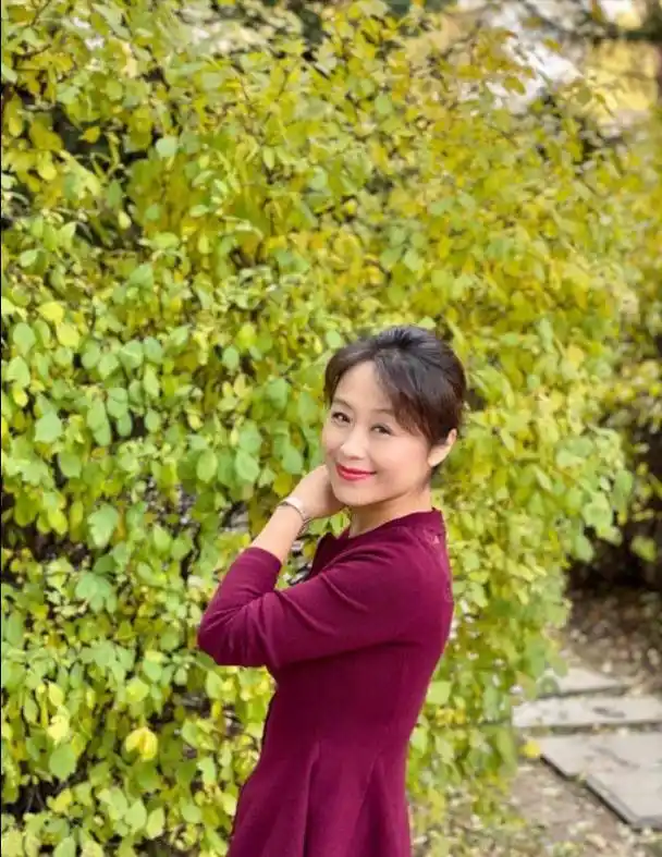 她们看来,只有深颜色才能适合她们的年纪,才不会有徐娘半老装嫩的感觉