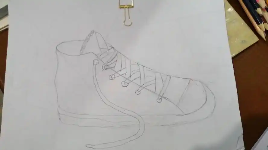 家里没有涂色用品的孩子还画了素描帆布鞋,真棒!