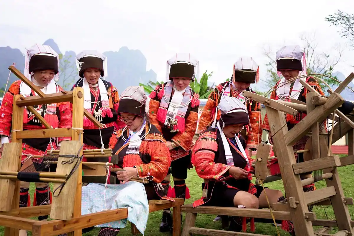 11月24日,花蓝瑶同胞在首届文化旅游节上展示瑶族织绣技艺.