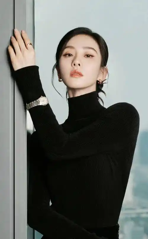 刘诗诗黑色紧身裙优雅如黑天鹅写真(3)_身材_活动_曲线