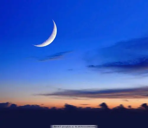 是夜里头顶那轮孤悬的弯月.