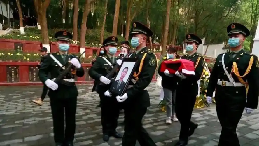 00后战士入伍后的第一次回家却已是永别